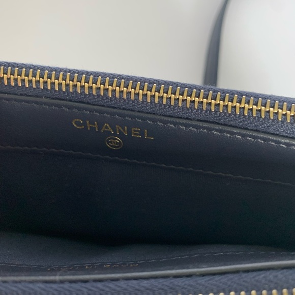 CHANEL Boy Wallet on Chain - Picture 4 of 15